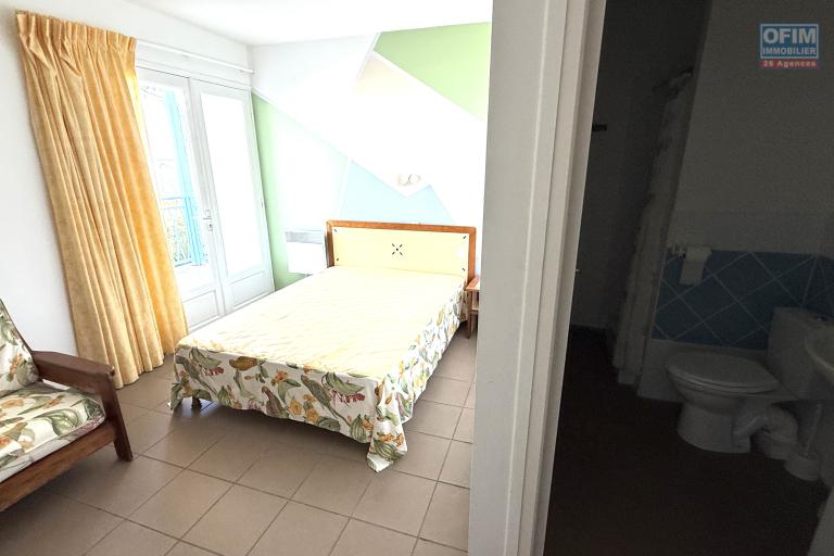 Grande maison/b&acirc;timent de 400 m&sup2; situ&eacute; juste au dessus de la maison cadeau de type F15+ en R+1+combles + un bungalow de 20 m&sup2;, le tout implant&eacute; sur 2830 m&sup2; de terrain.