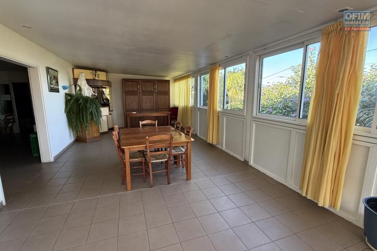 Grande maison/b&acirc;timent de 400 m&sup2; situ&eacute; juste au dessus de la maison cadeau de type F15+ en R+1+combles + un bungalow de 20 m&sup2;, le tout implant&eacute; sur 2830 m&sup2; de terrain.