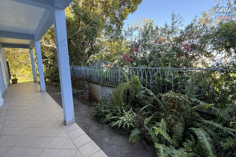 Grande maison/b&acirc;timent de 400 m&sup2; situ&eacute; juste au dessus de la maison cadeau de type F15+ en R+1+combles + un bungalow de 20 m&sup2;, le tout implant&eacute; sur 2830 m&sup2; de terrain.