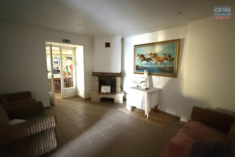 Grande maison/b&acirc;timent de 400 m&sup2; situ&eacute; juste au dessus de la maison cadeau de type F15+ en R+1+combles + un bungalow de 20 m&sup2;, le tout implant&eacute; sur 2830 m&sup2; de terrain.