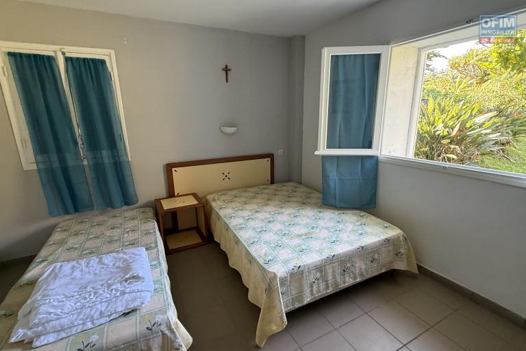 Grande maison/b&acirc;timent de 400 m&sup2; situ&eacute; juste au dessus de la maison cadeau de type F15+ en R+1+combles + un bungalow de 20 m&sup2;, le tout implant&eacute; sur 2830 m&sup2; de terrain.