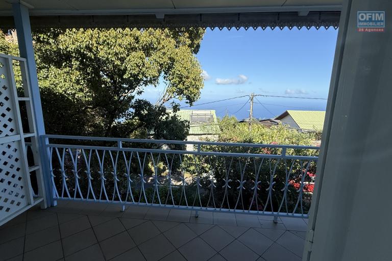 Grande maison/b&acirc;timent de 400 m&sup2; situ&eacute; juste au dessus de la maison cadeau de type F15+ en R+1+combles + un bungalow de 20 m&sup2;, le tout implant&eacute; sur 2830 m&sup2; de terrain.