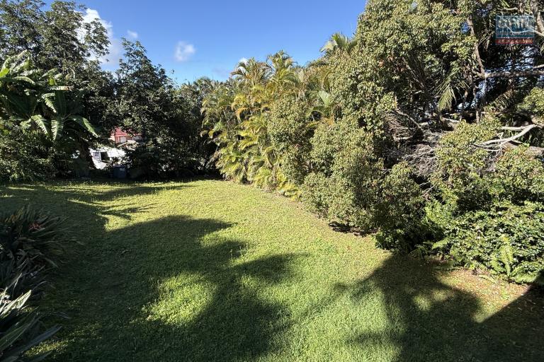 Grande maison/b&acirc;timent de 400 m&sup2; situ&eacute; juste au dessus de la maison cadeau de type F15+ en R+1+combles + un bungalow de 20 m&sup2;, le tout implant&eacute; sur 2830 m&sup2; de terrain.