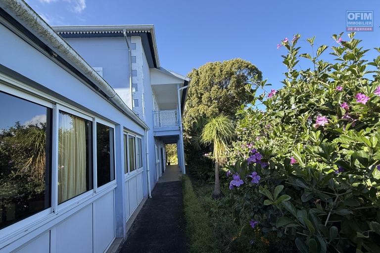 Grande maison/b&acirc;timent de 400 m&sup2; situ&eacute; juste au dessus de la maison cadeau de type F15+ en R+1+combles + un bungalow de 20 m&sup2;, le tout implant&eacute; sur 2830 m&sup2; de terrain.