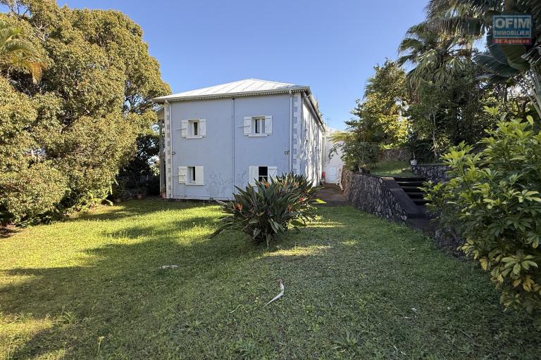 Grande maison/b&acirc;timent de 400 m&sup2; situ&eacute; juste au dessus de la maison cadeau de type F15+ en R+1+combles + un bungalow de 20 m&sup2;, le tout implant&eacute; sur 2830 m&sup2; de terrain.