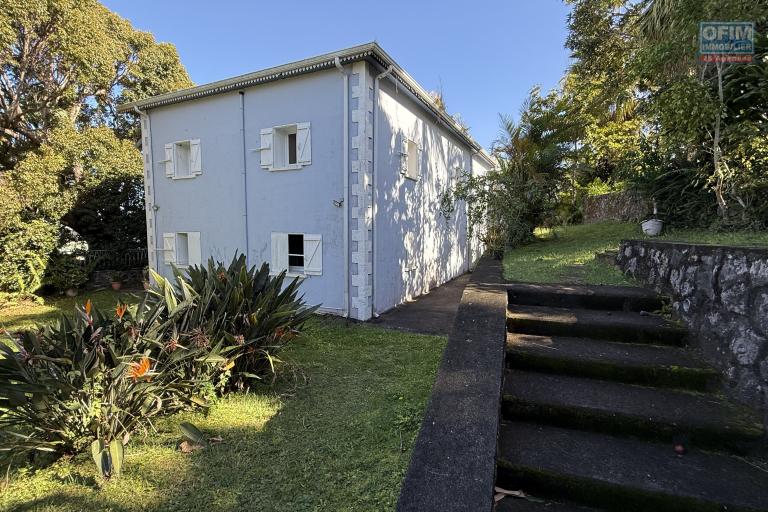 Grande maison/b&acirc;timent de 400 m&sup2; situ&eacute; juste au dessus de la maison cadeau de type F15+ en R+1+combles + un bungalow de 20 m&sup2;, le tout implant&eacute; sur 2830 m&sup2; de terrain.