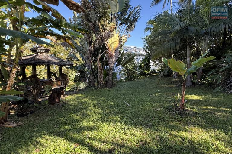 Grande maison/b&acirc;timent de 400 m&sup2; situ&eacute; juste au dessus de la maison cadeau de type F15+ en R+1+combles + un bungalow de 20 m&sup2;, le tout implant&eacute; sur 2830 m&sup2; de terrain.