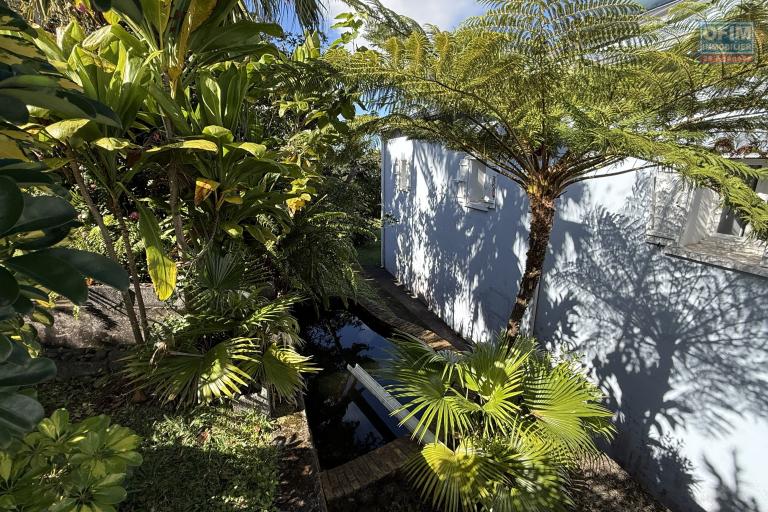 Grande maison/b&acirc;timent de 400 m&sup2; situ&eacute; juste au dessus de la maison cadeau de type F15+ en R+1+combles + un bungalow de 20 m&sup2;, le tout implant&eacute; sur 2830 m&sup2; de terrain.