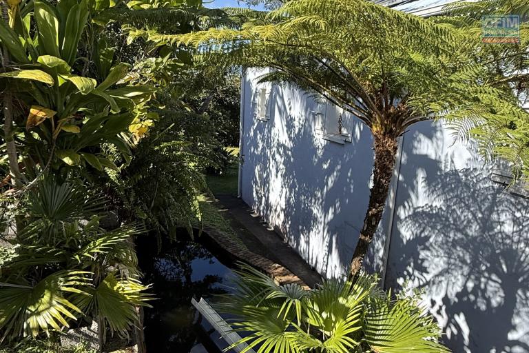 Grande maison/b&acirc;timent de 400 m&sup2; situ&eacute; juste au dessus de la maison cadeau de type F15+ en R+1+combles + un bungalow de 20 m&sup2;, le tout implant&eacute; sur 2830 m&sup2; de terrain.