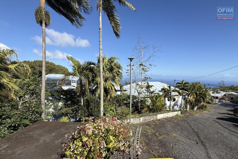 Grande maison/b&acirc;timent de 400 m&sup2; situ&eacute; juste au dessus de la maison cadeau de type F15+ en R+1+combles + un bungalow de 20 m&sup2;, le tout implant&eacute; sur 2830 m&sup2; de terrain.