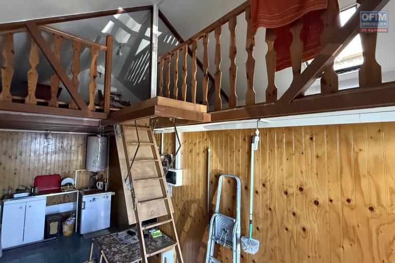 Grande maison/b&acirc;timent de 400 m&sup2; situ&eacute; juste au dessus de la maison cadeau de type F15+ en R+1+combles + un bungalow de 20 m&sup2;, le tout implant&eacute; sur 2830 m&sup2; de terrain.