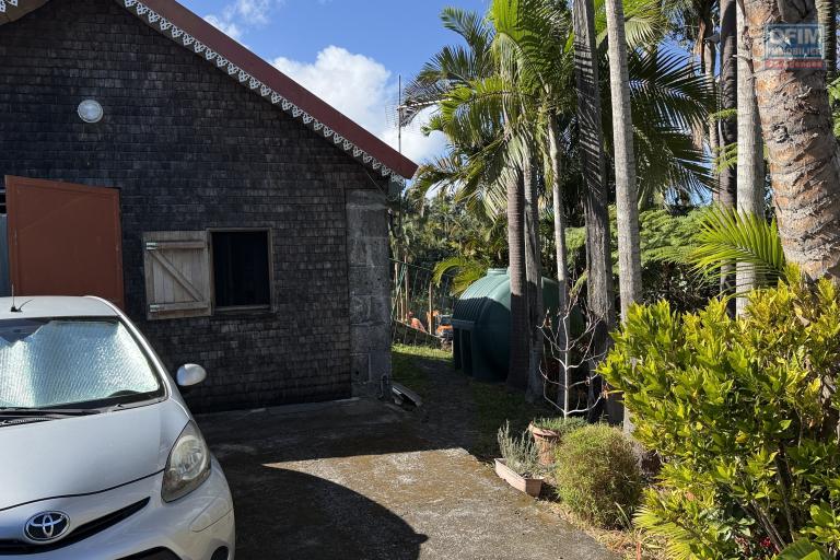 Grande maison/b&acirc;timent de 400 m&sup2; situ&eacute; juste au dessus de la maison cadeau de type F15+ en R+1+combles + un bungalow de 20 m&sup2;, le tout implant&eacute; sur 2830 m&sup2; de terrain.
