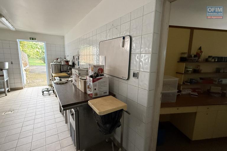 Grande maison/b&acirc;timent de 400 m&sup2; situ&eacute; juste au dessus de la maison cadeau de type F15+ en R+1+combles + un bungalow de 20 m&sup2;, le tout implant&eacute; sur 2830 m&sup2; de terrain.