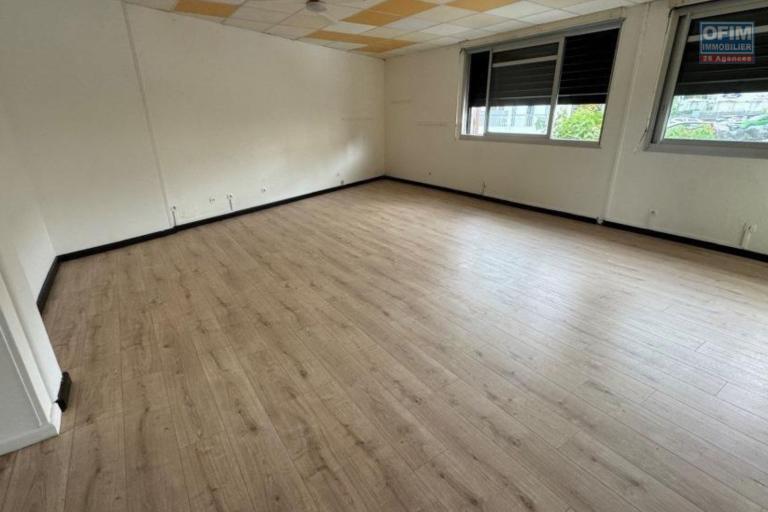 &Agrave; LOUER  900 &euro; &ndash; Local professionnel ou commercial de 66 m&sup2; &ndash; Le Tampon Centre ville