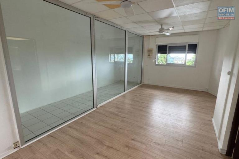&Agrave; LOUER  900 &euro; &ndash; Local professionnel ou commercial de 66 m&sup2; &ndash; Le Tampon Centre ville