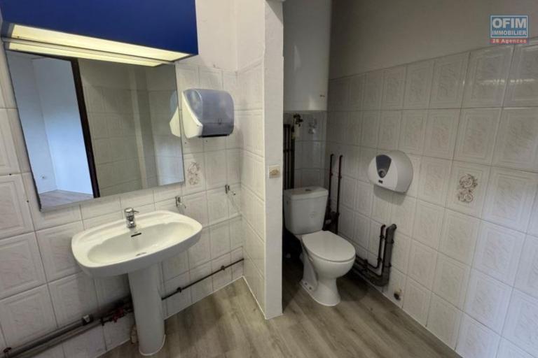 &Agrave; LOUER  900 &euro; &ndash; Local professionnel ou commercial de 66 m&sup2; &ndash; Le Tampon Centre ville
