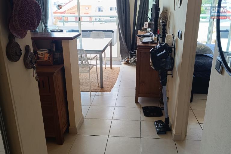 A louer un appartement T2 meublé et équipé dans la résidence terrasse à champ fleuri Saint - Denis