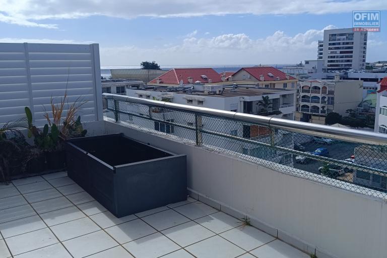 A louer un appartement T2 meublé et équipé dans la résidence terrasse à champ fleuri Saint - Denis