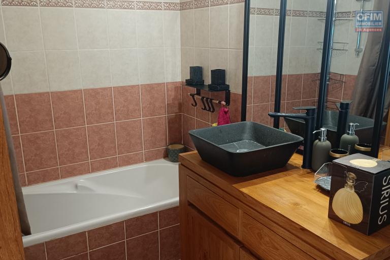 A louer un appartement T2 meublé et équipé dans la résidence terrasse à champ fleuri Saint - Denis