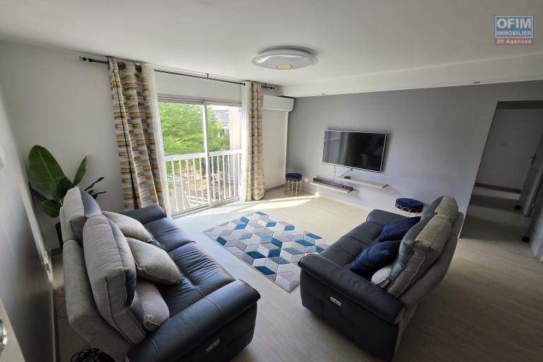 Superbe appartement T5 duplex de 124m2 entièrement refait à neuf et vendu meublé à Sainte Clotilde