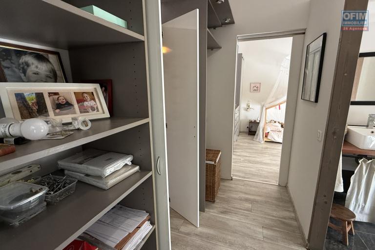 Magnifique villa F5/6 + studio ind&eacute;pendant, d'une surface habitable de 165 m&sup2; (200 m&sup2; utiles) &agrave; 245 m d'altitude, vue mer, avec piscine chauff&eacute;e et carport.