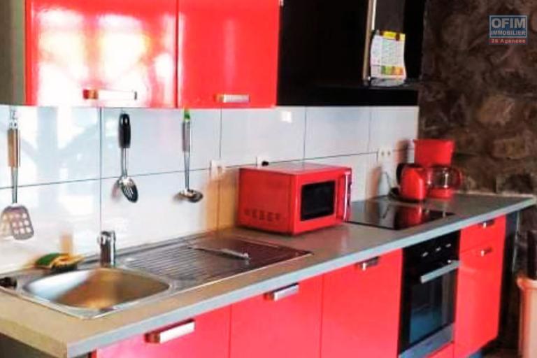 À louer – Superbe F2 meublé de 51 m² avec terrasse et piscine à Saint-Pierre – Eau & Électricité incluses – 1180 €/mois