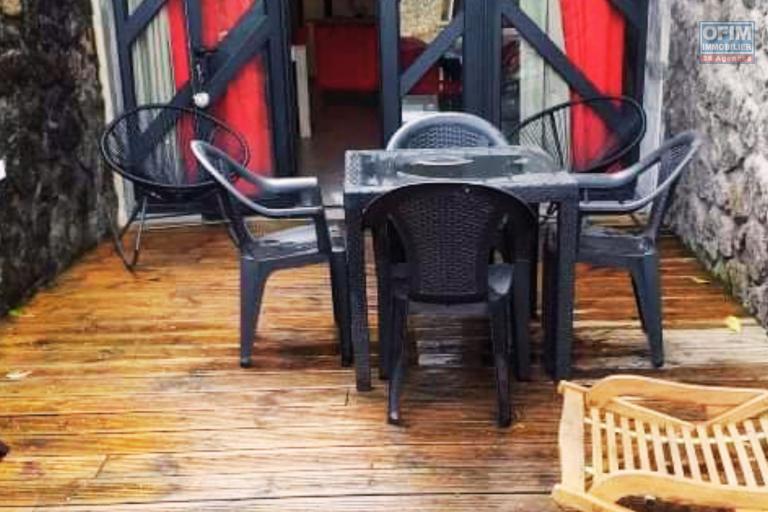 À louer – Superbe F2 meublé de 51 m² avec terrasse et piscine à Saint-Pierre – Eau & Électricité incluses – 1180 €/mois