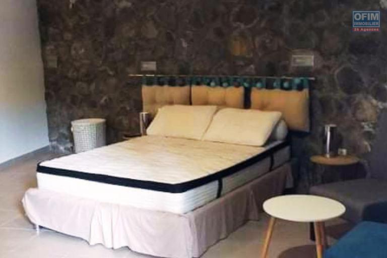 À louer – Superbe F2 meublé de 51 m² avec terrasse et piscine à Saint-Pierre – Eau & Électricité incluses – 1080 €/mois