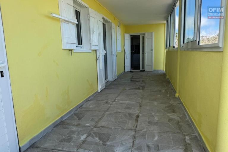 A louer magnifique villa MEUBLE de plain-pied d'environ 100 m² à Bérive le Tampon