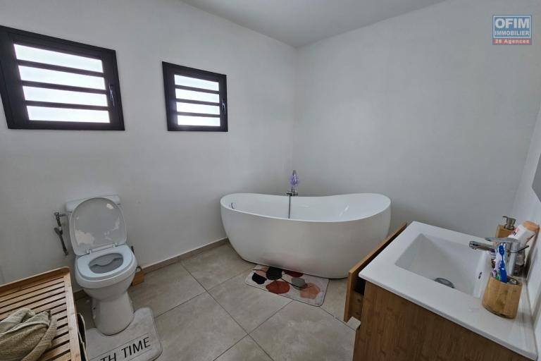 Villa T5 contemporaine de 2025 avec piscine &ndash; La Rivi&egrave;re Saint-Louis