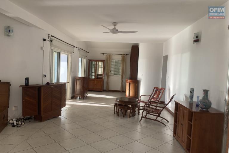 LA POSSESSION – QUARTIER BOEUF-MORT-Villa d’exception avec vue océan, 7 chambres et fort potentiel patrimonial