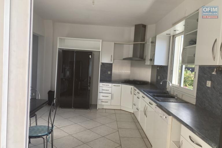 LA POSSESSION – QUARTIER BOEUF-MORT-Villa d’exception avec vue océan, 7 chambres et fort potentiel patrimonial
