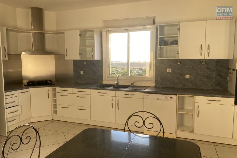 LA POSSESSION – QUARTIER BOEUF-MORT-Villa d’exception avec vue océan, 7 chambres et fort potentiel patrimonial