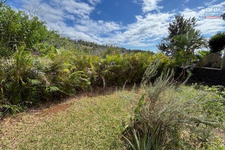 Beau T3 à louer en rez de jardin dans la résidence Les huppes de bourbon, à La Montagne - vue jardin