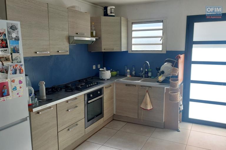 A louer &agrave; Piton Saint Leu appartement T4  triplex  en rez de jardin de 92 m2