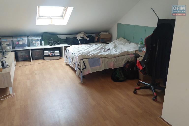A louer &agrave; Piton Saint Leu appartement T4  triplex  en rez de jardin de 92 m2