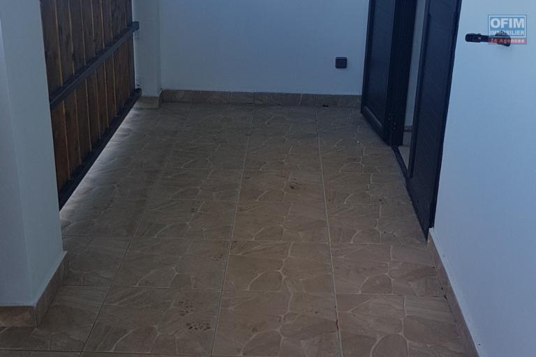 A louer villa de type F4 en duplex r&eacute;cente &agrave; St Leu l'Etang