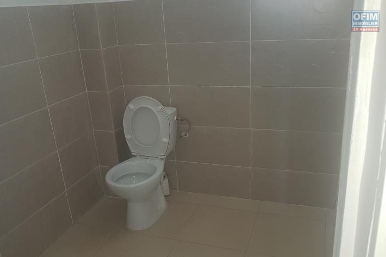 A louer villa de type F4 en duplex r&eacute;cente &agrave; St Leu l'Etang - WC aux normes PMR