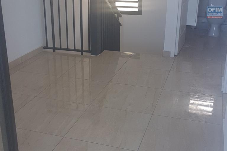 A louer villa de type F4 en duplex r&eacute;cente &agrave; St Leu l'Etang