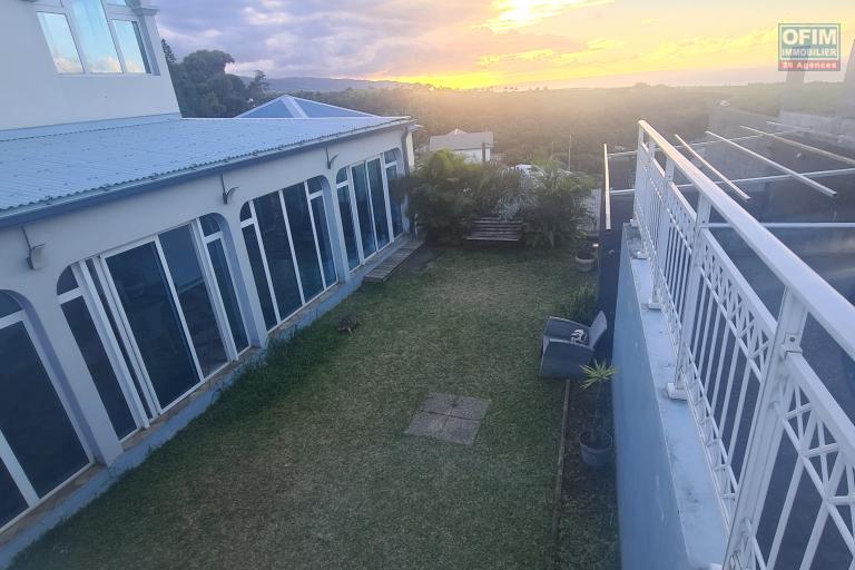 A Louer Villa de 4 chambres, dont 1 suite parentale, belle terrasse, jardin clôturé, endroit au calme à STE MARIE/ TERRAIN ELISA