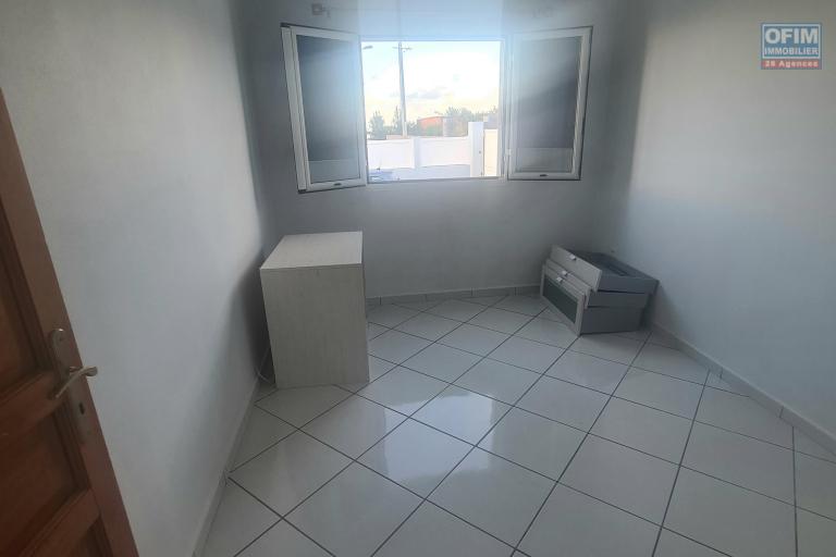 A Louer Villa de 4 chambres, dont 1 suite parentale, belle terrasse, jardin clôturé, endroit au calme à STE MARIE/ TERRAIN ELISA