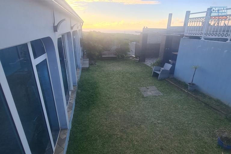 A Louer Villa de 4 chambres, dont 1 suite parentale, belle terrasse, jardin clôturé, endroit au calme à STE MARIE/ TERRAIN ELISA