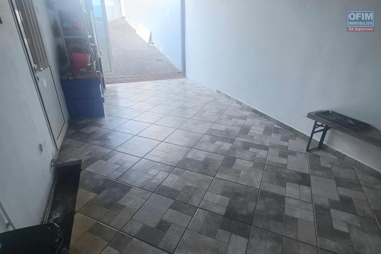 A Louer Villa de 4 chambres, dont 1 suite parentale, belle terrasse, jardin clôturé, endroit au calme à STE MARIE/ TERRAIN ELISA