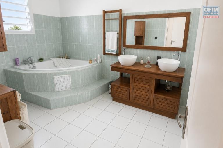 A Louer Villa de 4 chambres, dont 1 suite parentale, belle terrasse, jardin clôturé, endroit au calme à STE MARIE/ TERRAIN ELISA