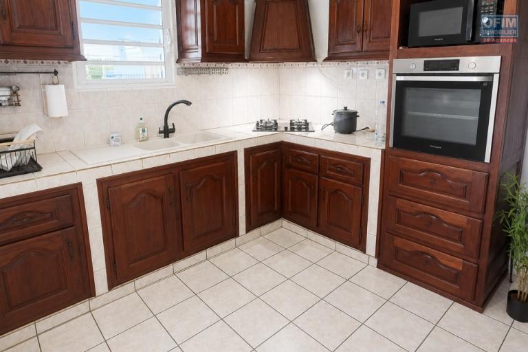 A Louer Villa de 4 chambres, dont 1 suite parentale, belle terrasse, jardin clôturé, endroit au calme à STE MARIE/ TERRAIN ELISA