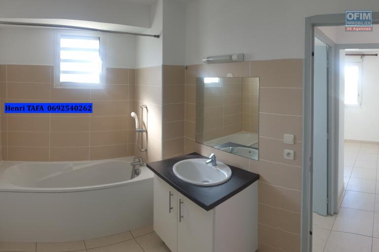 A vendre bel appartement T2 de 54,65 m2 avec vue mer et montagne à Saint-Joseph - SDB