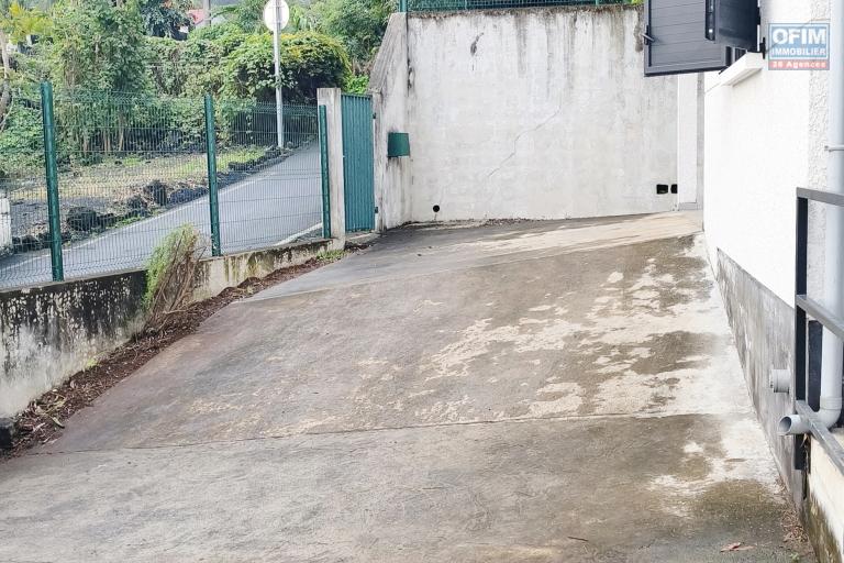 A louer un appartement F3 de 94 m2 à St-Joseph avec un grand jardin