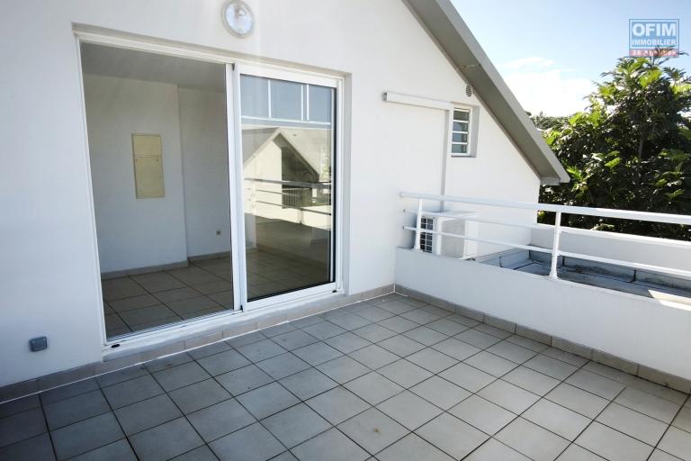 Beau studio avec vue mer et montagne