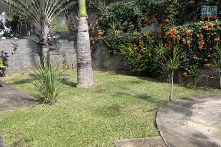 A louer cette jolie villa jumel&eacute;e de type F5 avec garage sur le secteur de Domenjod Sainte Clotilde.