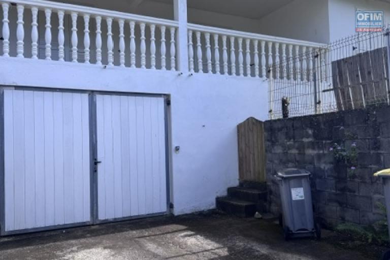 A louer cette jolie villa jumel&eacute;e de type F5 avec garage sur le secteur de Domenjod Sainte Clotilde.